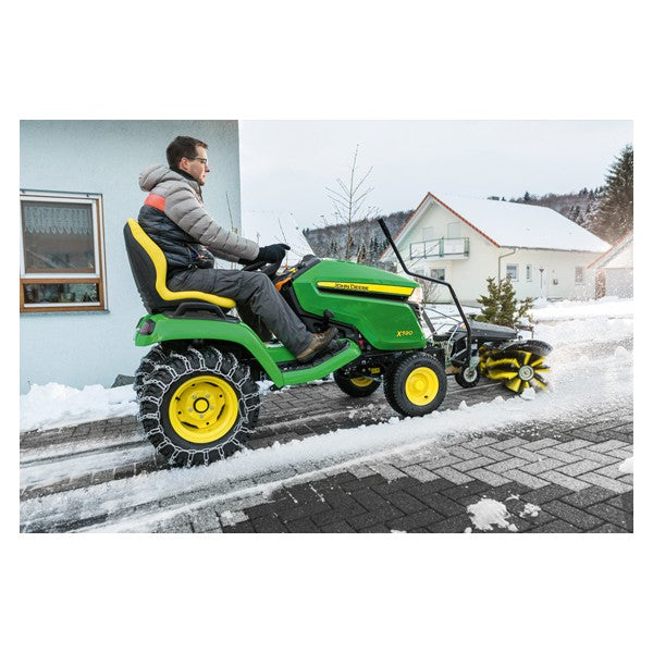 John Deere X590 with 137 cm (54 in.) Accel Deep Deck