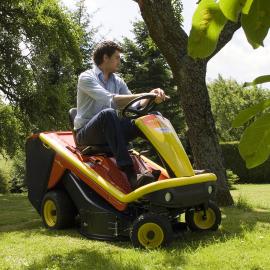 Outils Wolf A80 K3 – Compact ride-on mower with grass collector