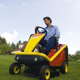 Outils Wolf A80 K3 – Compact ride-on mower with grass collector